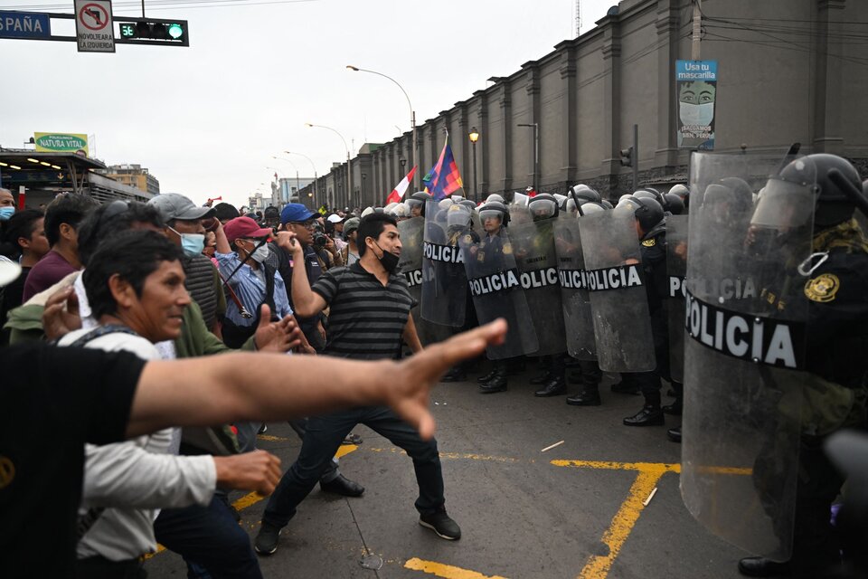 Partidarios del destituido Pedro Castillo se enfrentan a la policía. (Fuente: AFP)