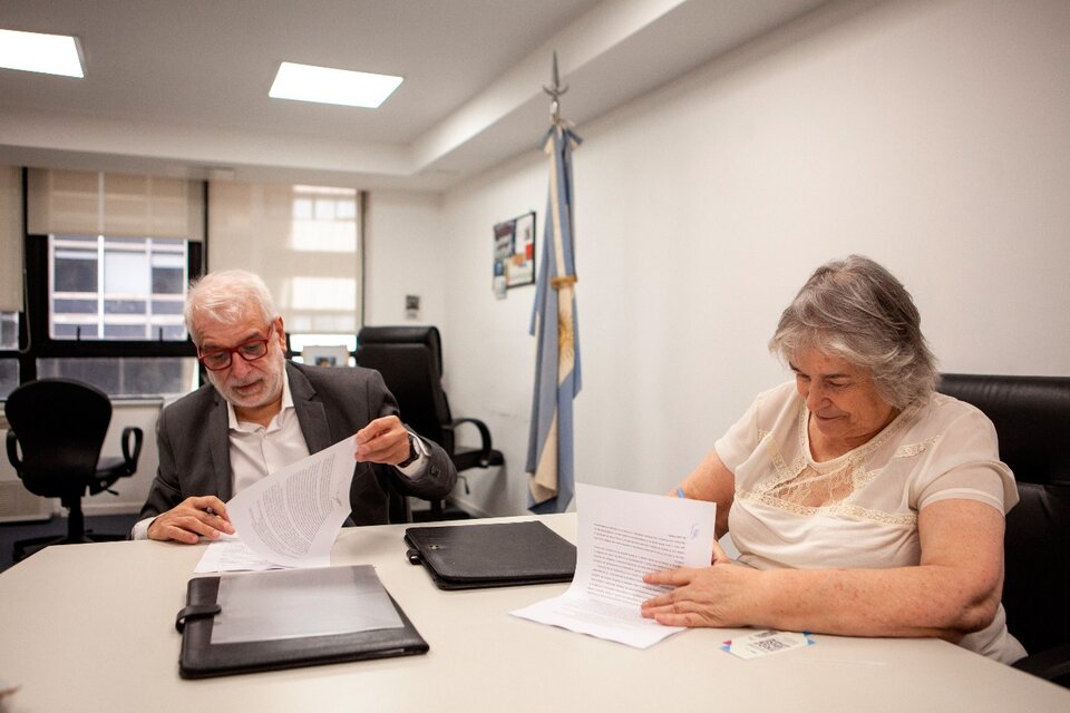 Félix Crous (Oficina Anticorrupciòn ) y Diana Guillén (Senasa) suscribieron el convenio de colaboración en el control.