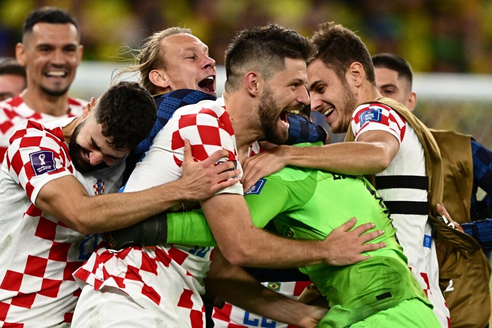 Abrazado por sus compañeros, Livakovic esta vez atajó sólo uno, pero a Croacia le alcanzó  (Fuente: AFP)