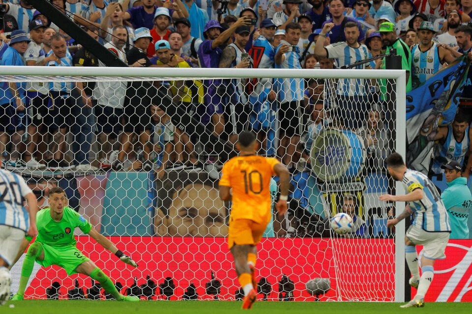Messi ejecuta, ante la mirada del arquero que nada pudo hacer. (Fuente: AFP)