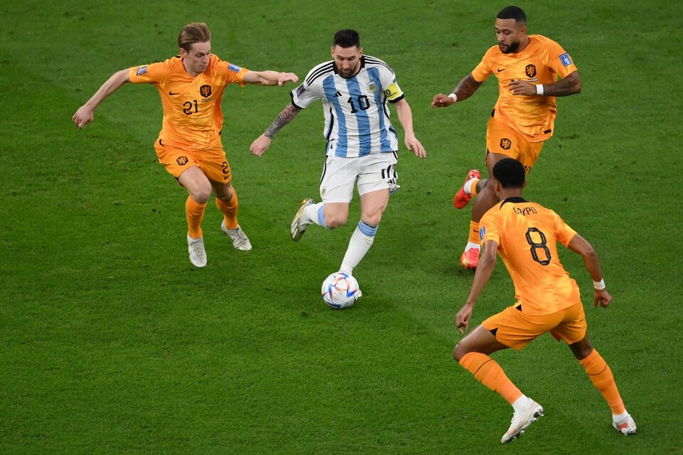 Messi con la pelota, los neerlandeses al acecho. (Fuente: EFE)