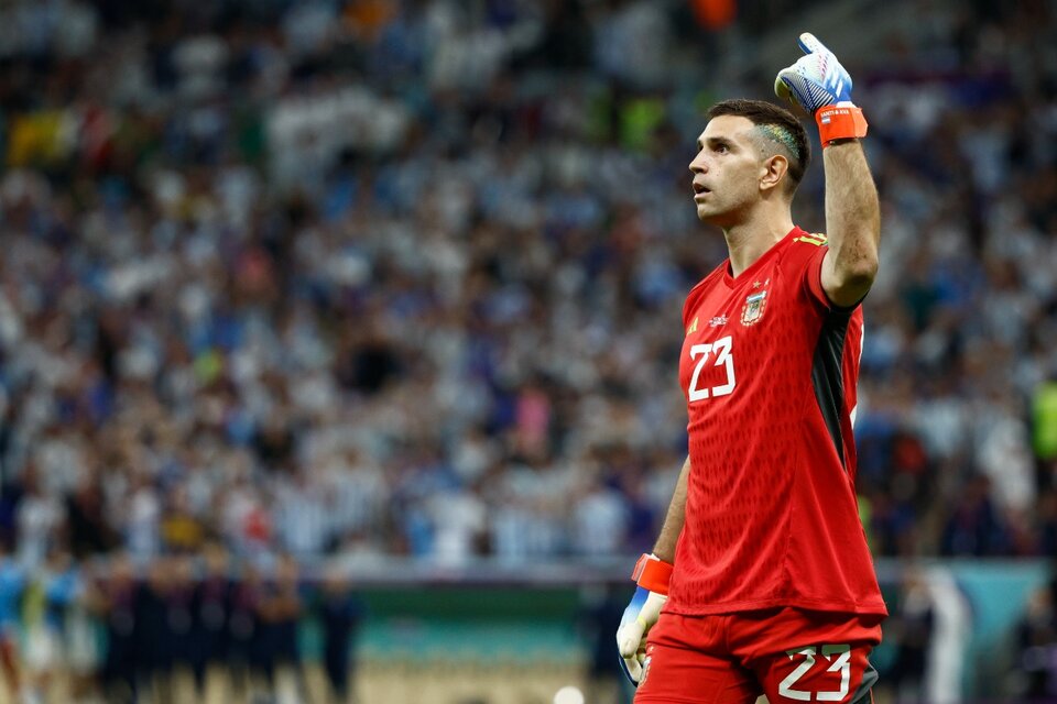 Dibu Martínez, figura destacada de la Selección, con dos penales atajados. (Fuente: EFE)