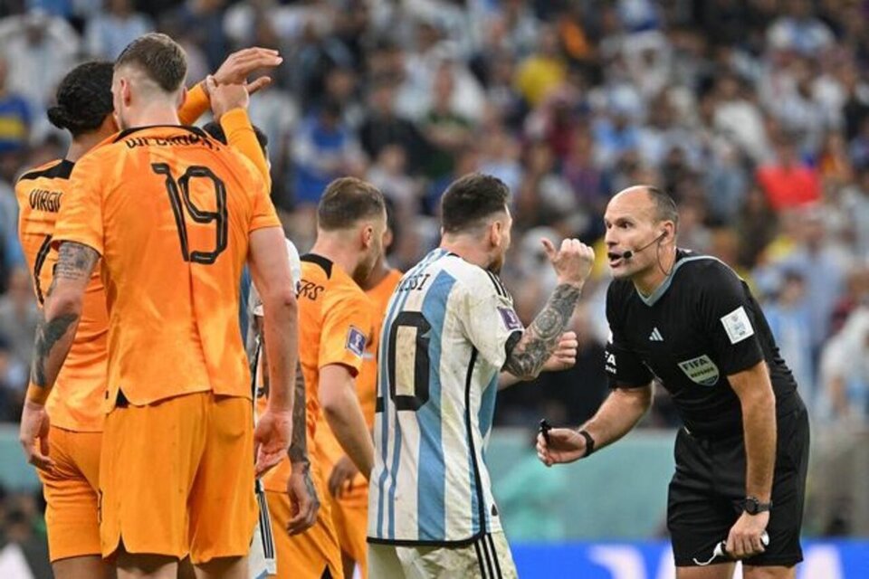 Messi contra Mateu Lahoz, el árbitro del partido.  (Fuente: AFP)
