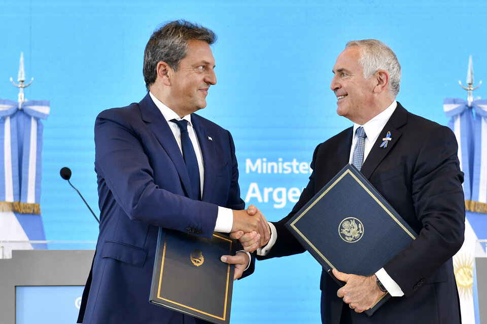 Sergio Massa y Marc Stanley, ministro argentino y embajador de EEUU, el día de la firma del acuerdo