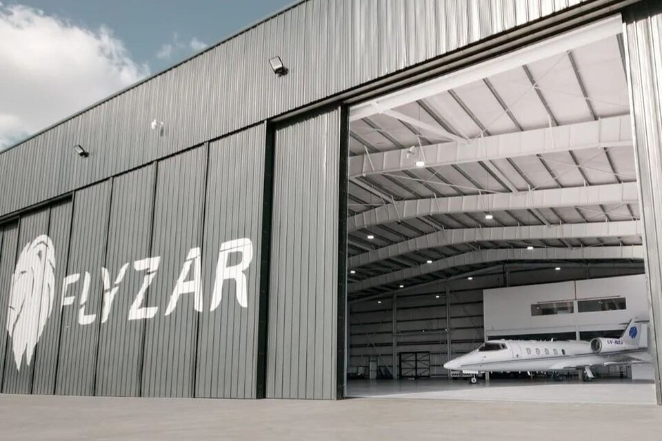 La justicia allanó Flyzar, la empresa que realizó el vuelo a Lago Escondido.