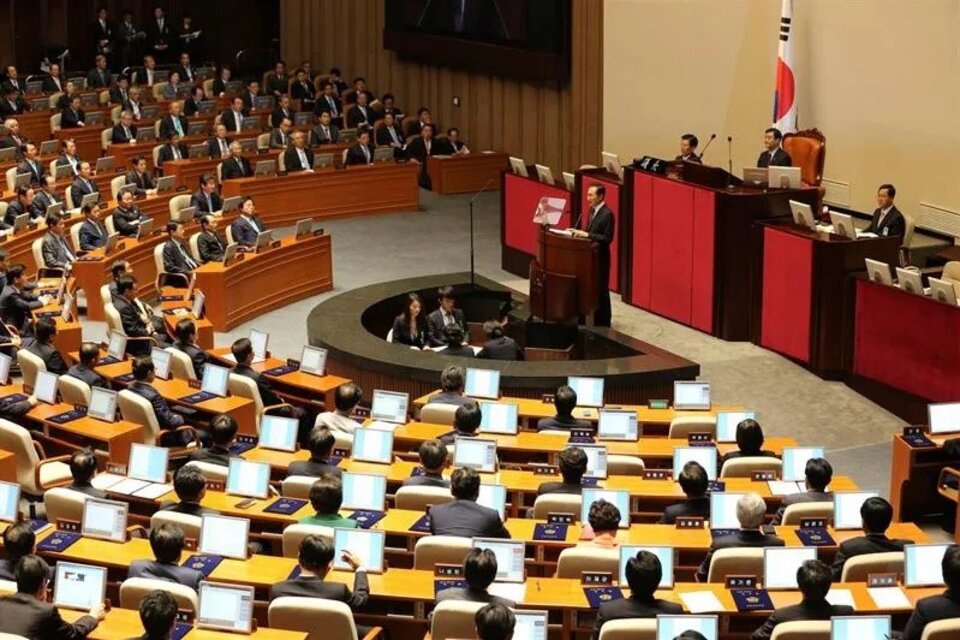El Parlamento de Corea del Sur aprobó una ley que hará que sus ciudadanos tengan uno o dos años menos a partir de 2023. Imagen: EFE 