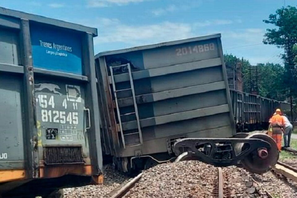 Ferrocarril Sarmiento: descarriló un tren de carga y el servicio funciona en forma reducida