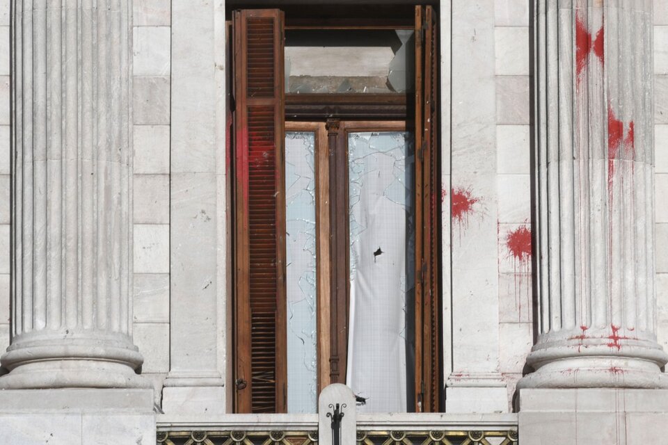 Piedras y pinturas contra el despacho de CFK (Fuente: Télam)