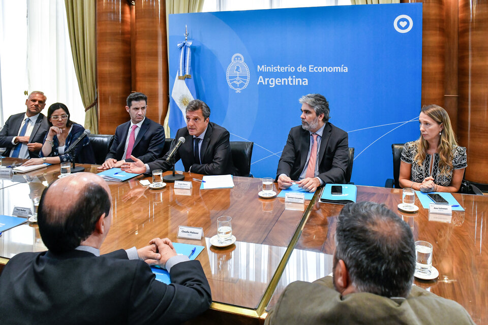 El ministro de Economía, Sergio Massa, realizó el anuncio junto a empresarios del sector. 