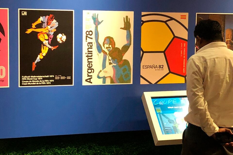 Los afiches de todos los mundiales de fútbol dentro del museo.