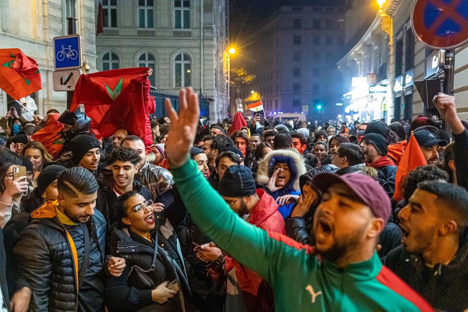 Marroquíes celebran en París el pase a semifinales de Qatar 2022. (Fuente: AFP)
