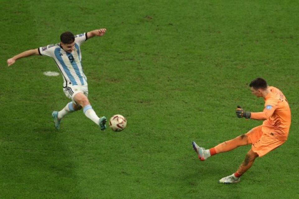 Julián Álvarez y Leo Messi tras el golazo del delantero del Manchester City.
