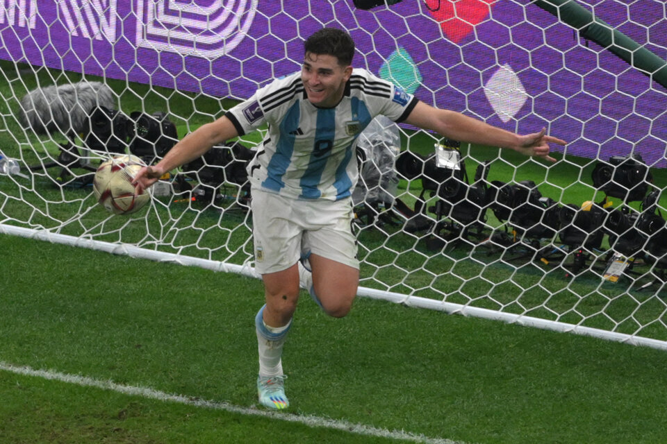 Julián Álvarez festeja su primer gol ante Croacia.  (Fuente: AFP)