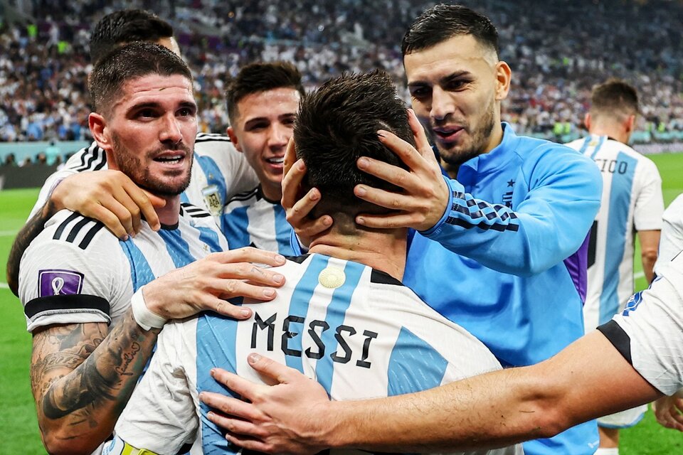 Paredes abraza a Messi, se suman Enzo Fernández, De Paul y Lautaro Martínez. (Fuente: NA)