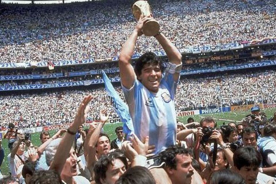 Diego Maradona levantando la Copa del Mundo en México 86, la segunda vez que Argetina salía campeón.