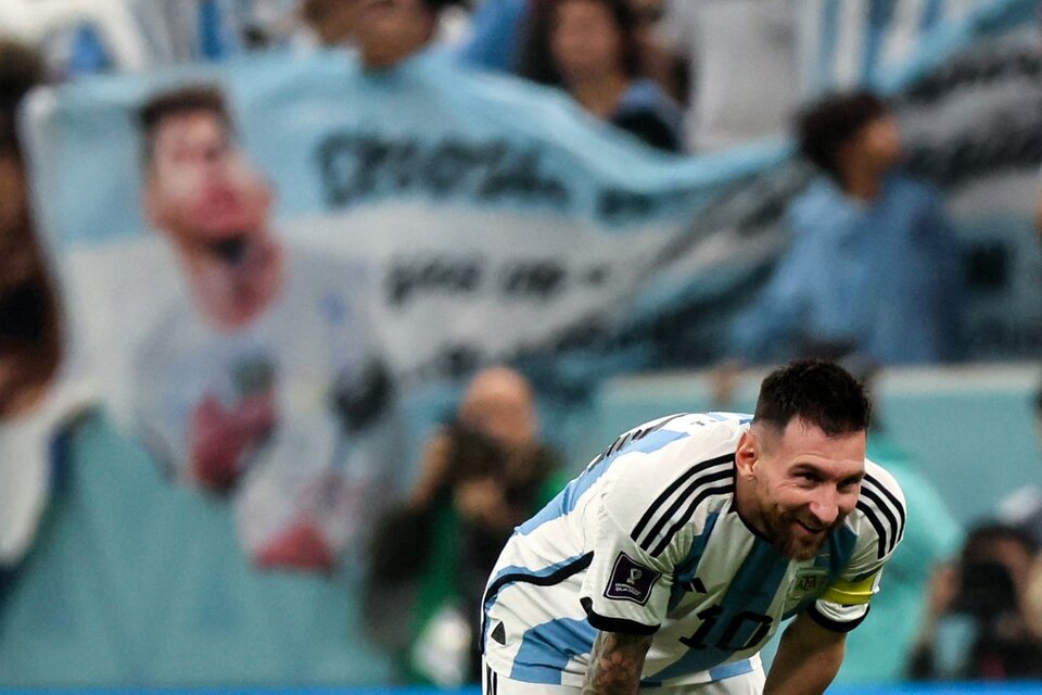 Durante el partido frente a Croacia, Lionel Messi se tocó en reiteradas oportunidades la pierna izquierda con señales de dolor. (Foto: AFP)