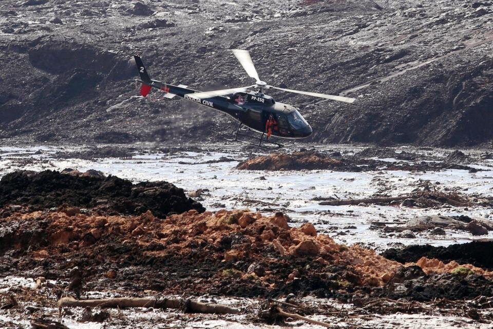 Grupos de rescate trabajan tras el alud provocado por la ruptura del dique minero en Minas Gerais 2015. (Fuente: EFE)