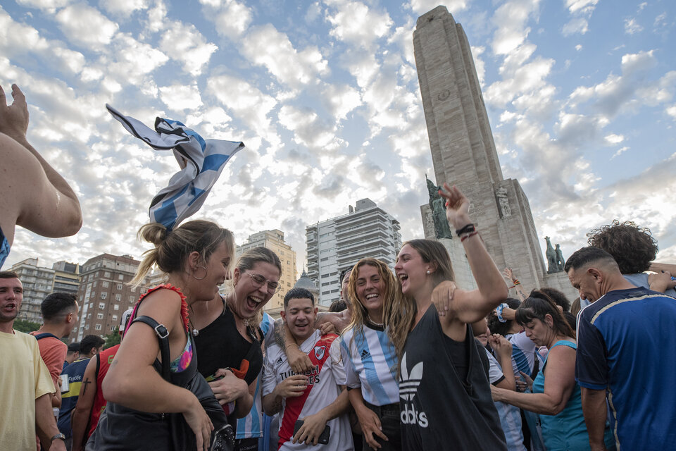 Los festejos por el triunfo de la selección argentina en semifinal coparon todas las ciudades del país. (Fuente: EFE)