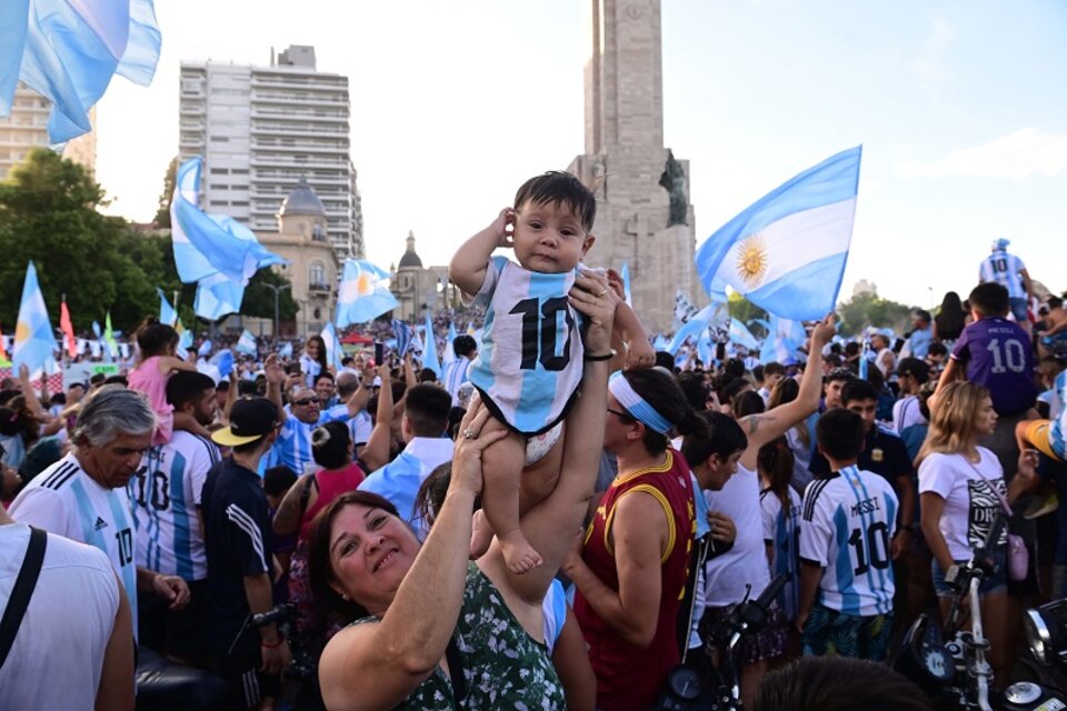 El festejo por otro triunfo de la Selección en el Monumento a la Bandera de Rosario. (Fuente: Télam)