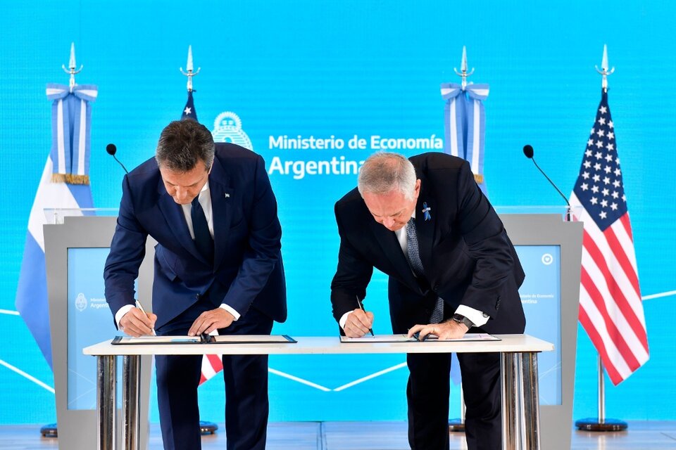 Sergio Massa (ministo¡ro de Economía) y Marc Stanley (embajador de EE.UU.), el día de la firma del acuerdo