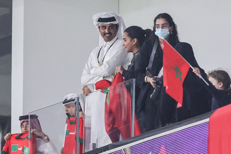 El emir de Qatar sonrie durante el partido entre Marruecos y Portugal. (Fuente: AFP)