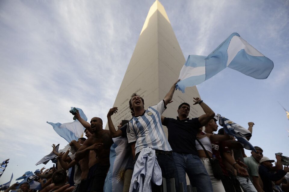 Los hinchas argentinos, locos por la Scaloneta en el Obelisco (Foto: AFP).