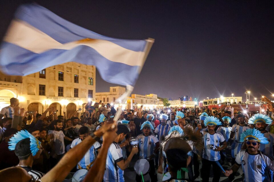 Banderazo de los hinchas argentinos en Qatar, para pedir tickets a precios oficiales pera la final. Imagen: NA