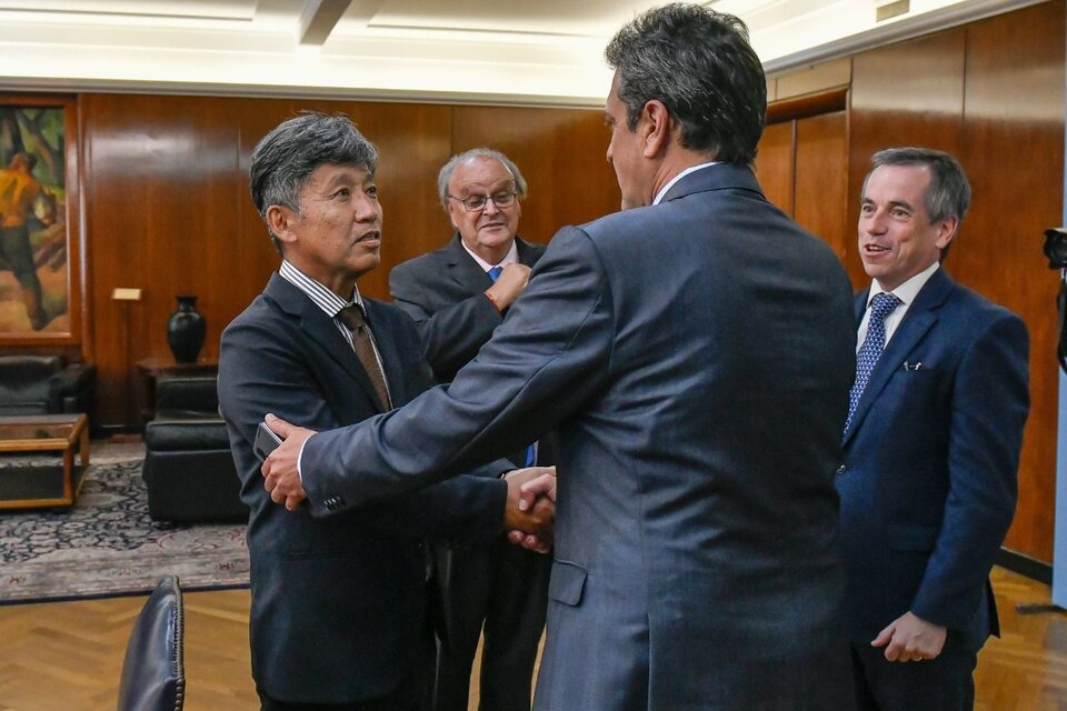 Las autoridades de Toyota junto al ministro Sergio Massa y el secretario José De Mendiguren.