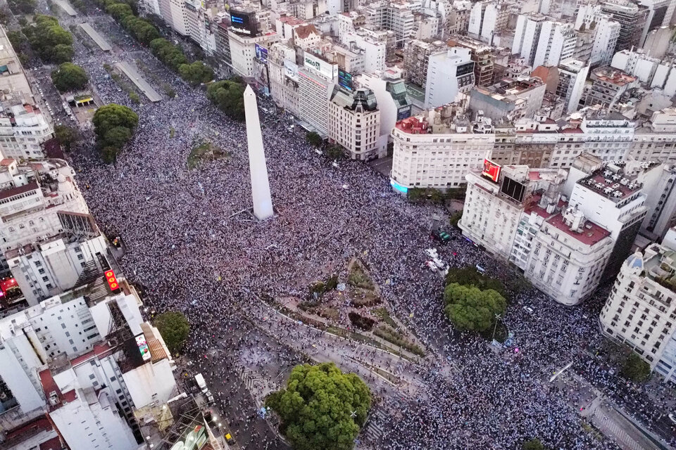 Así se celebró en el centro de la Ciudad de Buenos Aires el pase a la final de la Copa del Mundo 2022 de la selección argentina. (NA)