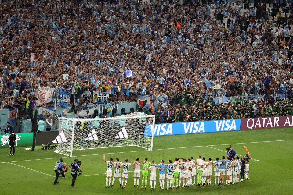 Esta medianoche se escuchará por las principales señales televisivas de aire el Himno Nacional versionado por los jugadores de la selección argentina de fútbol. (Foto: AFP)