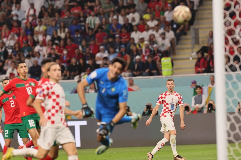 Marko Livaja le pega para sellar el encuentro 2-1 para los croatas (Foto: AFP)