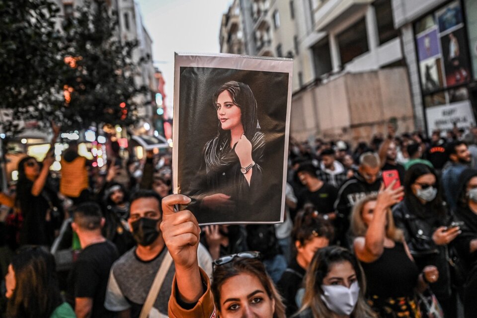 Protesta por Masha Amini en Estambul. (Fuente: AFP)