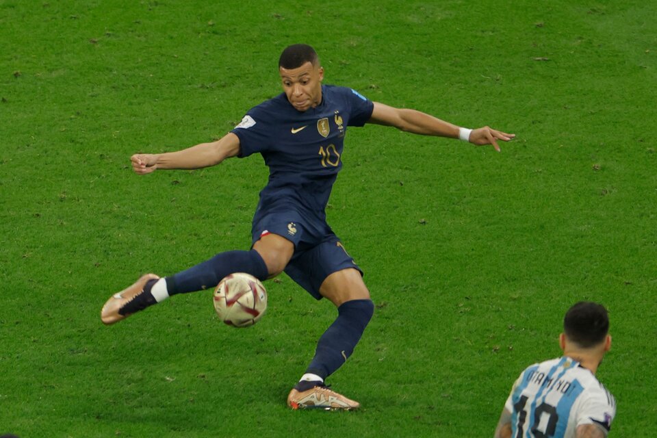 Con dos goles consecutivos de Kylian Mbappé, Francia empató ante Argentina.   (Fuente: AFP)