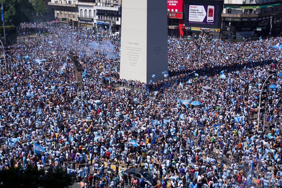 Hinchas argentinos salieron a las calles a celebrar el triunfo de la Scaloneta ante Francia en la final de la Copa del Mundo 2022. (Twitter/@XHVXTabasco)