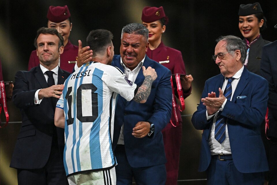 El Chiqui y Messi durante la premiación. Merecida alegría para el presidente de la AFA (Fuente: AFP)