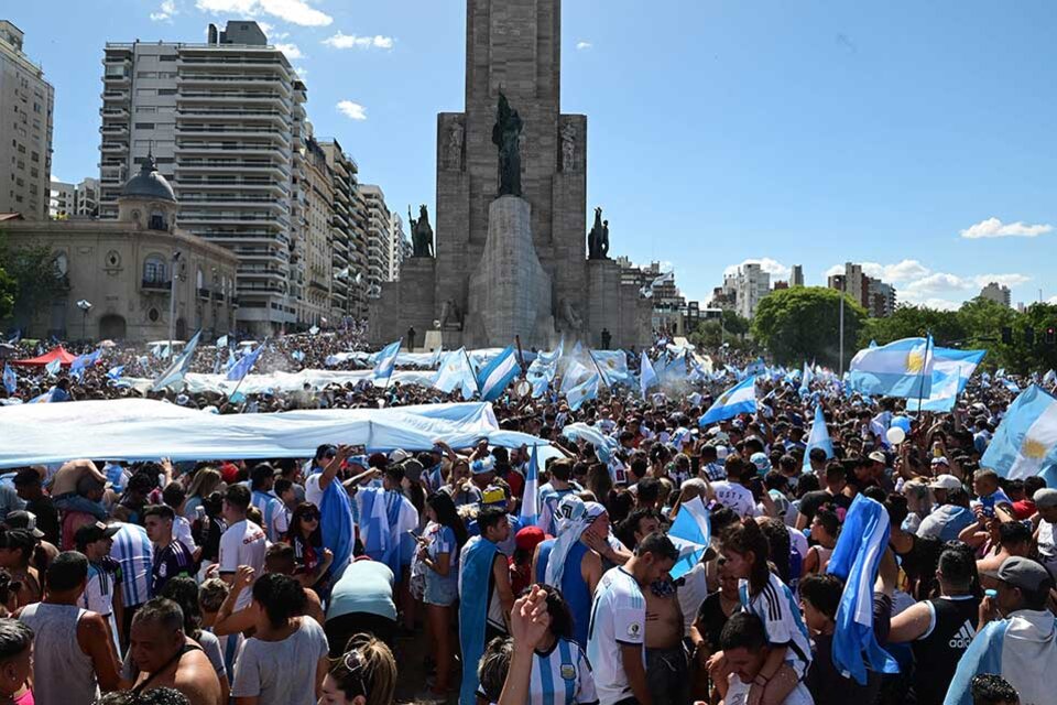 El Monumento volvió a ser el epicentro de los festejos, pero no todos lograron llegar. (Fuente: Sebastián Granata)