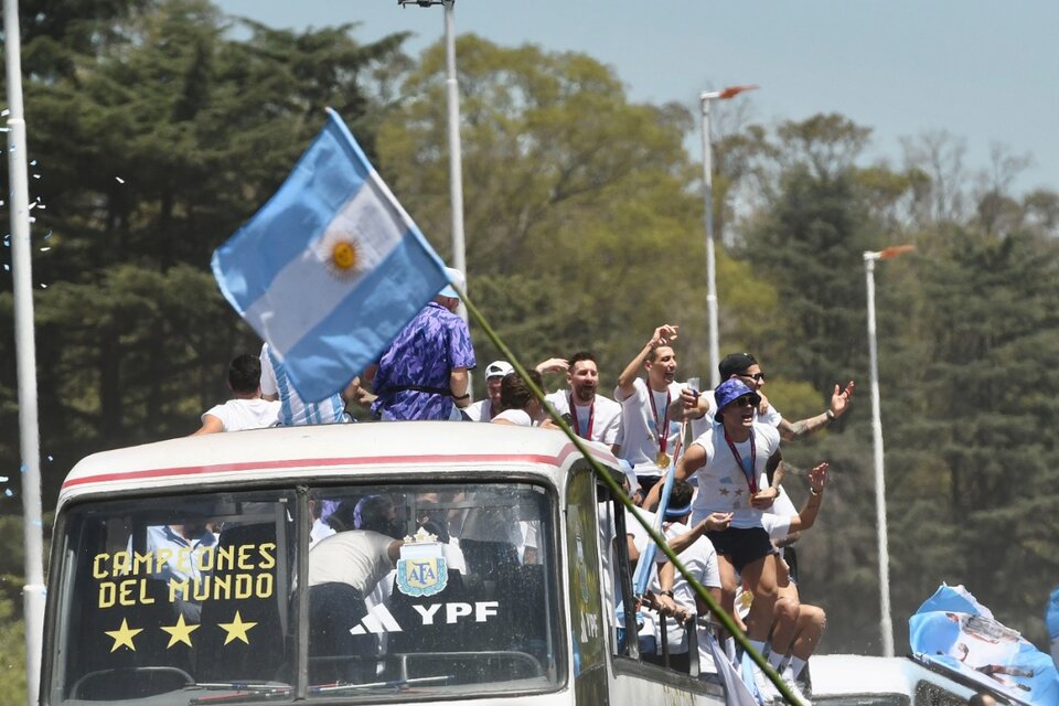 La caravana que acompaña a la selección argentina (Telam)