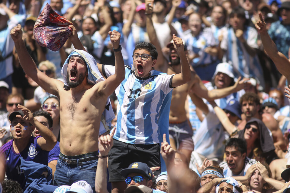 Hinchas argentinos mirando la final ante Francia. Imagen: NA.