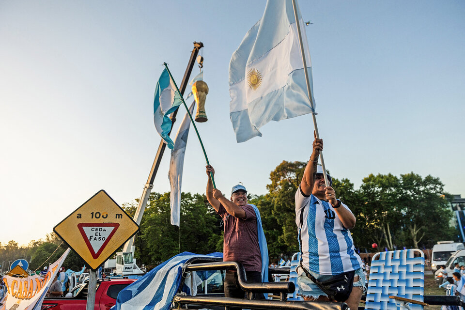 Ezeiza es una fiesta blanca y celeste. (Fuente: AFP)