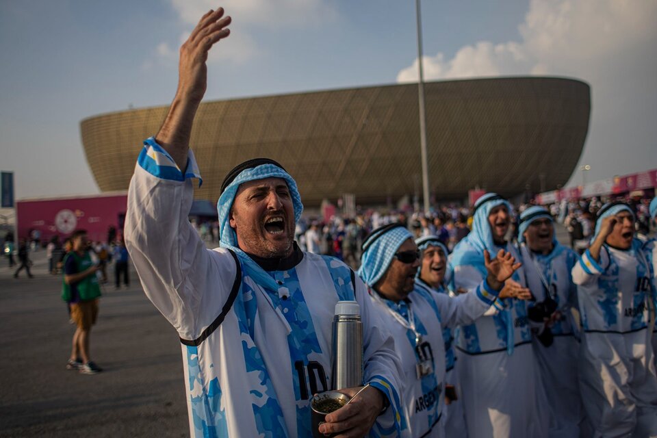 Mate, termo, turbante: hubo buena presentia de argentinos en Qatar (Fuente: EFE)