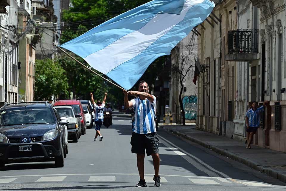 En Rosario y la zona se entusiasman con verlo a los ídolos aunque sea de lejos- (Fuente: Sebastián Granata)