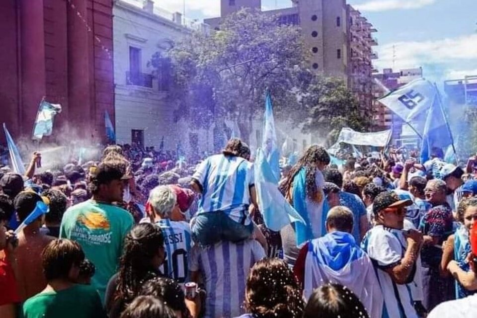 Festejo mundialista en la Plaza 25 de Mayo, Catamarca.