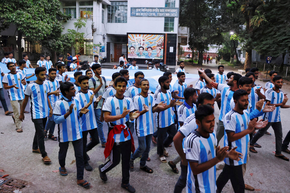 Festejos en Bangladesh por la tercera Copa del Mundo de Argentina. Imagen: @NA.