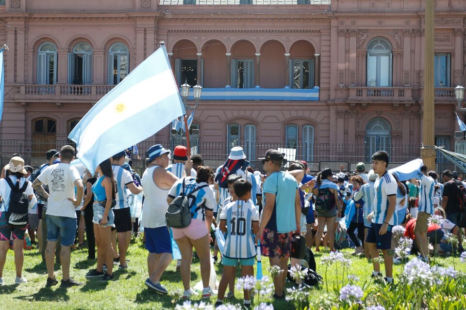 Los hinchas llegaron temprano a la Plaza de Mayo, frente a al Casa Rosada.