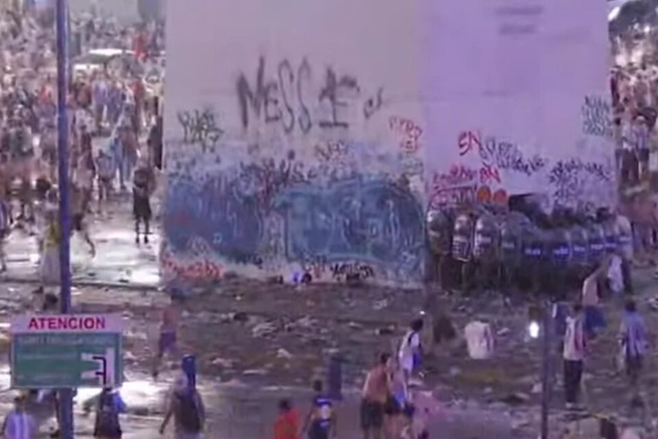 La Policía porteña reprimió con balas de goma a los hinchas que todavía quedaban en el Obelisco. (Imagen: captura de video)