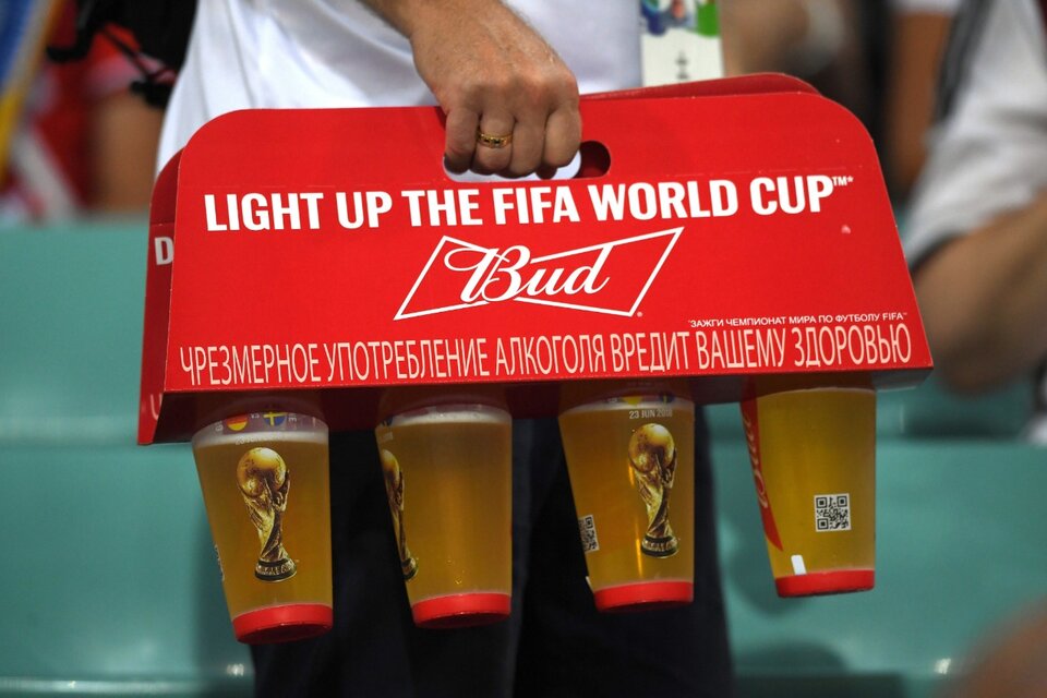 Budweiser le regaló a Argentina, campeón Mundial 2022, la cerveza que no pudo vender en Qatar. (@budweiser_ar)