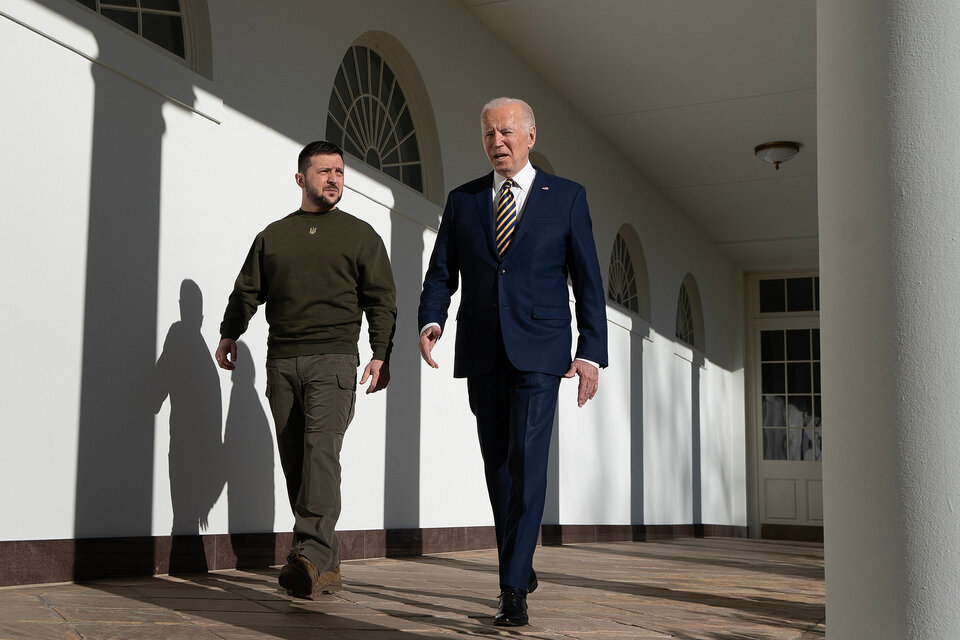 Zelenski y Biden caminan juntos en la Casa Blanca. (Fuente: AFP)