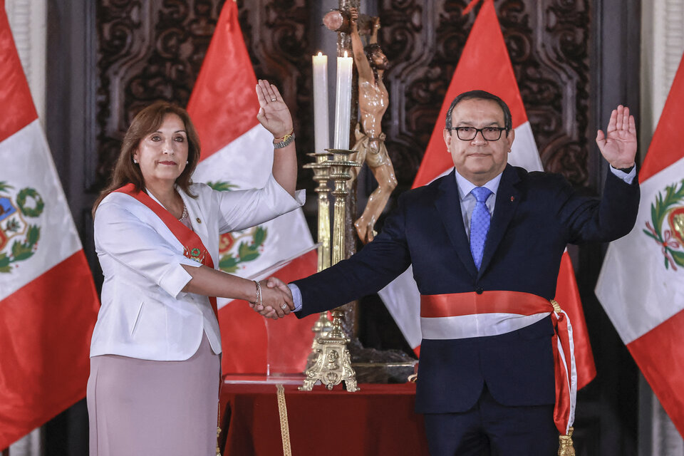 Boluarte con Otárola, su nuevo jefe de gabinete. (Fuente: AFP)