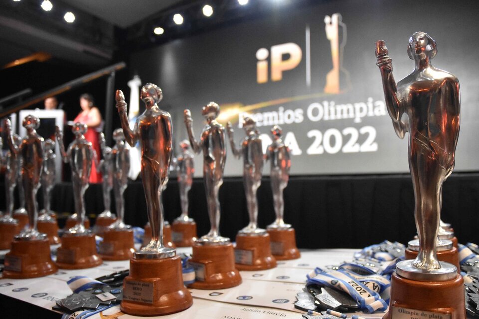 Las estatuillas del premio Olimpia; el de oro fue para Lionel Messi.