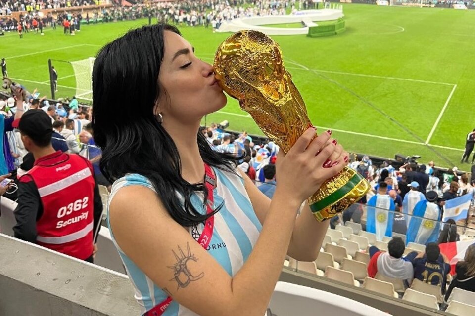 Lali Espósito con la Copa del Mundo. Imagen: @lalioficial.